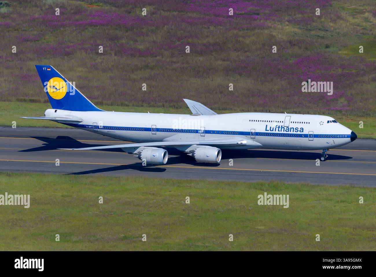 Aeromobili Lufthansa Boeing 747-8i in rullaggio della livrea retrò all'aeroporto JNB. Deutsche Lufthansa livrea retrò su un velivolo B747 registrato come D-ABYT. Foto Stock