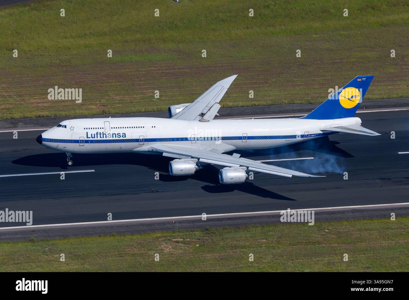 Aereo Boeing 747-8i Lufthansa in livrea retrò atterrando all'aeroporto JNB. Deutsche Lufthansa vecchia livrea su un aeromobile B747 registrato come D-ABYT. Foto Stock