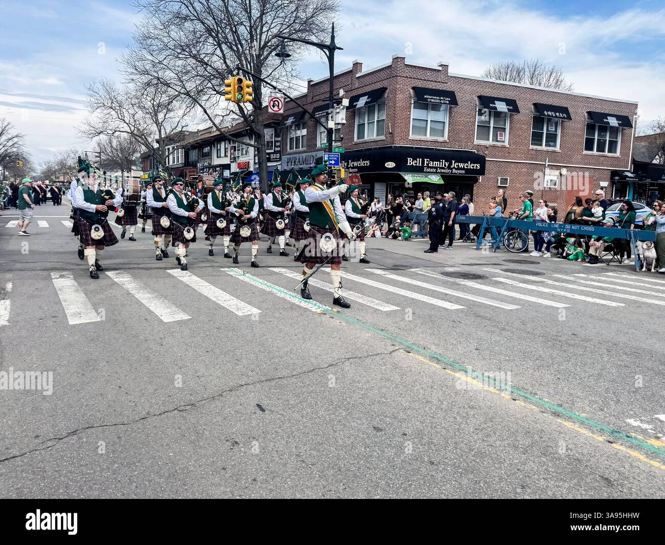 Bayside Saint Patrick's Day Parade è partito alle 13:00 EDT sabato 29 marzo 2025 su Bell Boulevard, Bayside, Queens, New York City, New York Foto Stock