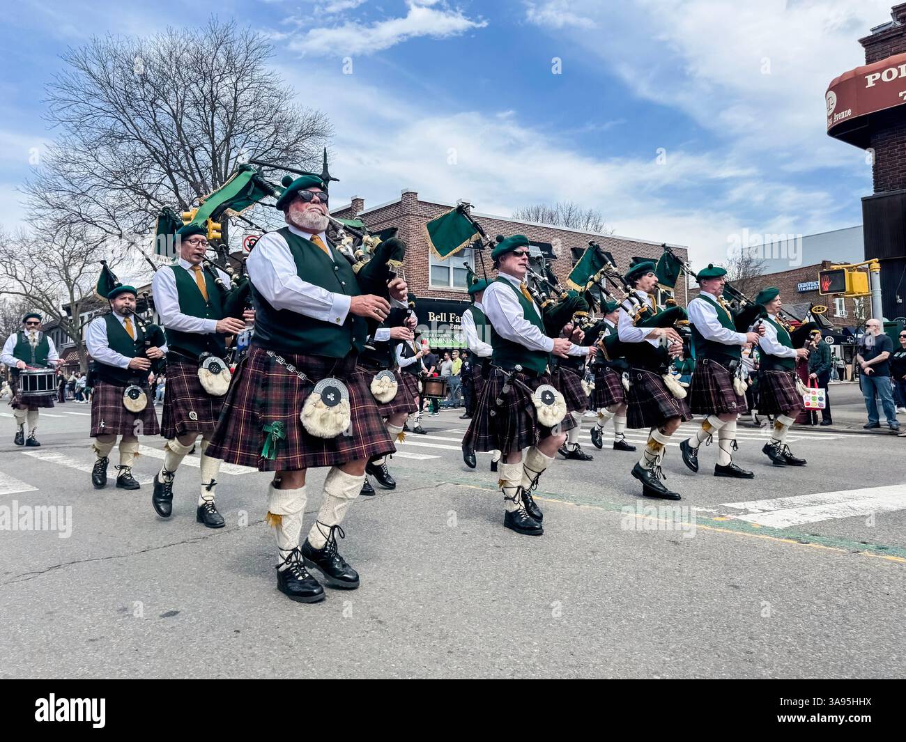 Bayside Saint Patrick's Day Parade è partito alle 13:00 EDT sabato 29 marzo 2025 su Bell Boulevard, Bayside, Queens, New York City, New York Foto Stock