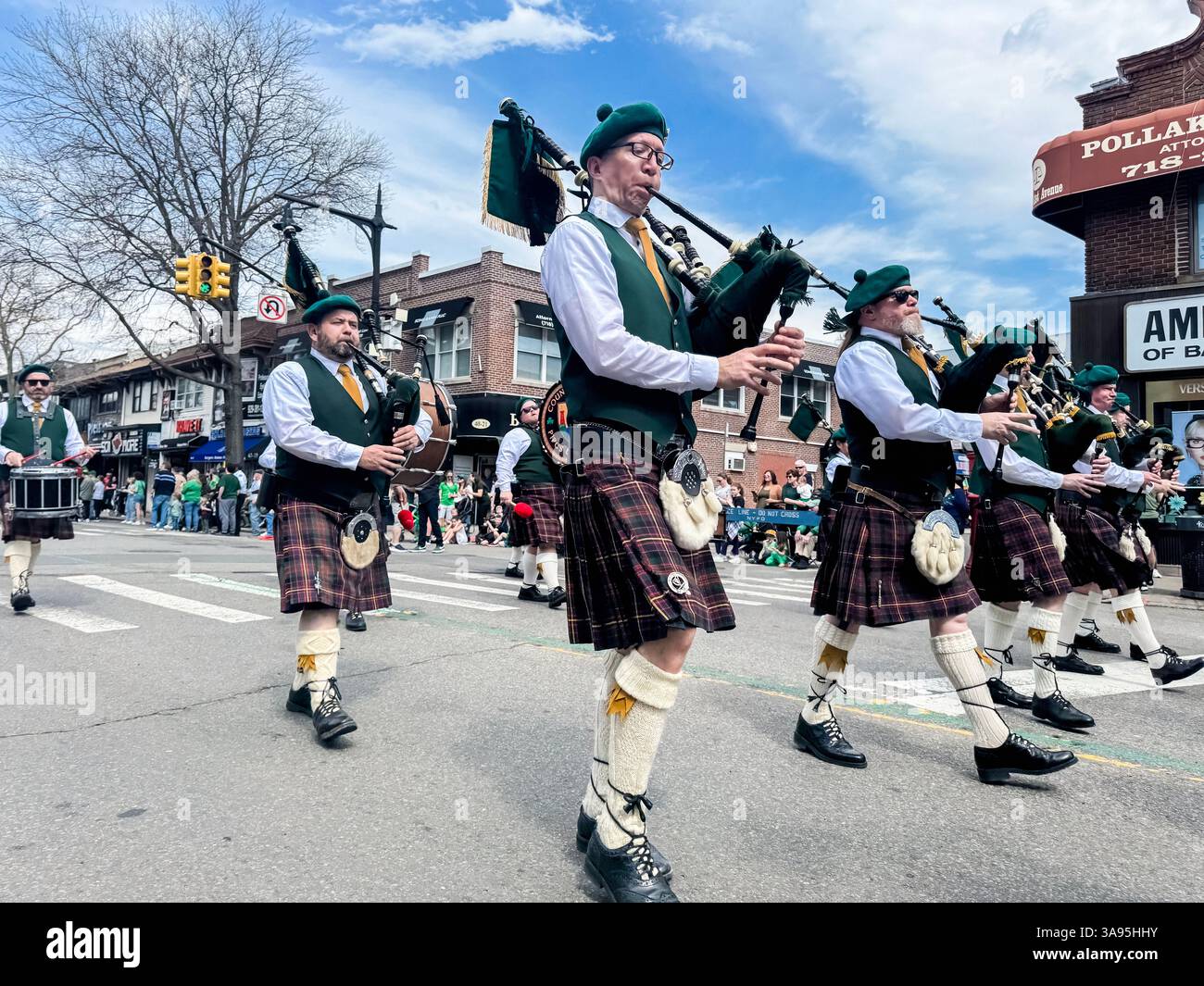 Bayside Saint Patrick's Day Parade è partito alle 13:00 EDT sabato 29 marzo 2025 su Bell Boulevard, Bayside, Queens, New York City, New York Foto Stock