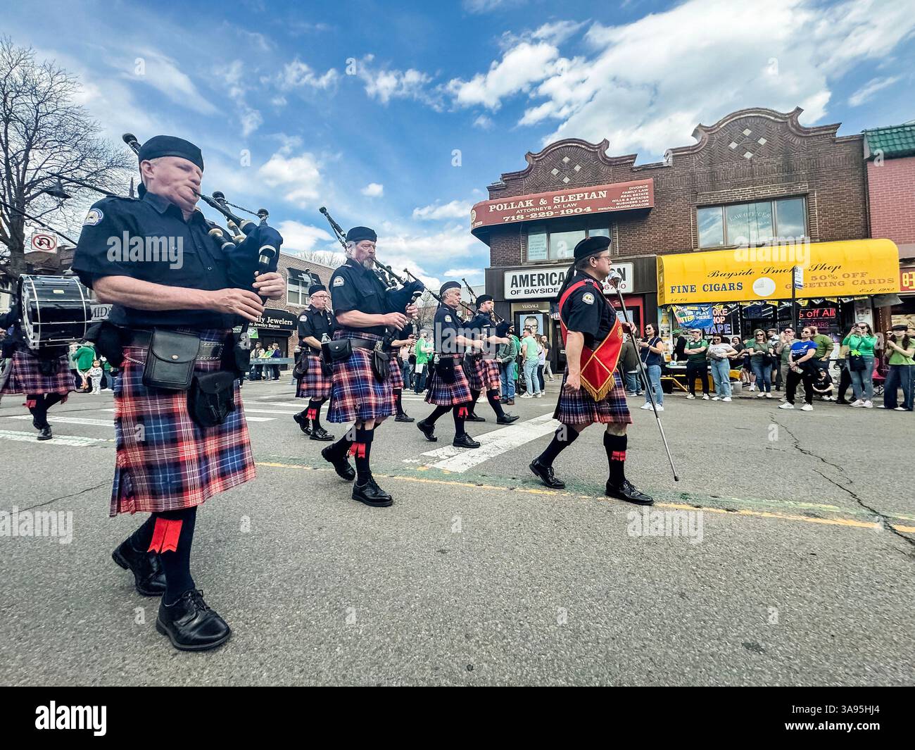 Bayside Saint Patrick's Day Parade è partito alle 13:00 EDT sabato 29 marzo 2025 su Bell Boulevard, Bayside, Queens, New York City, New York Foto Stock