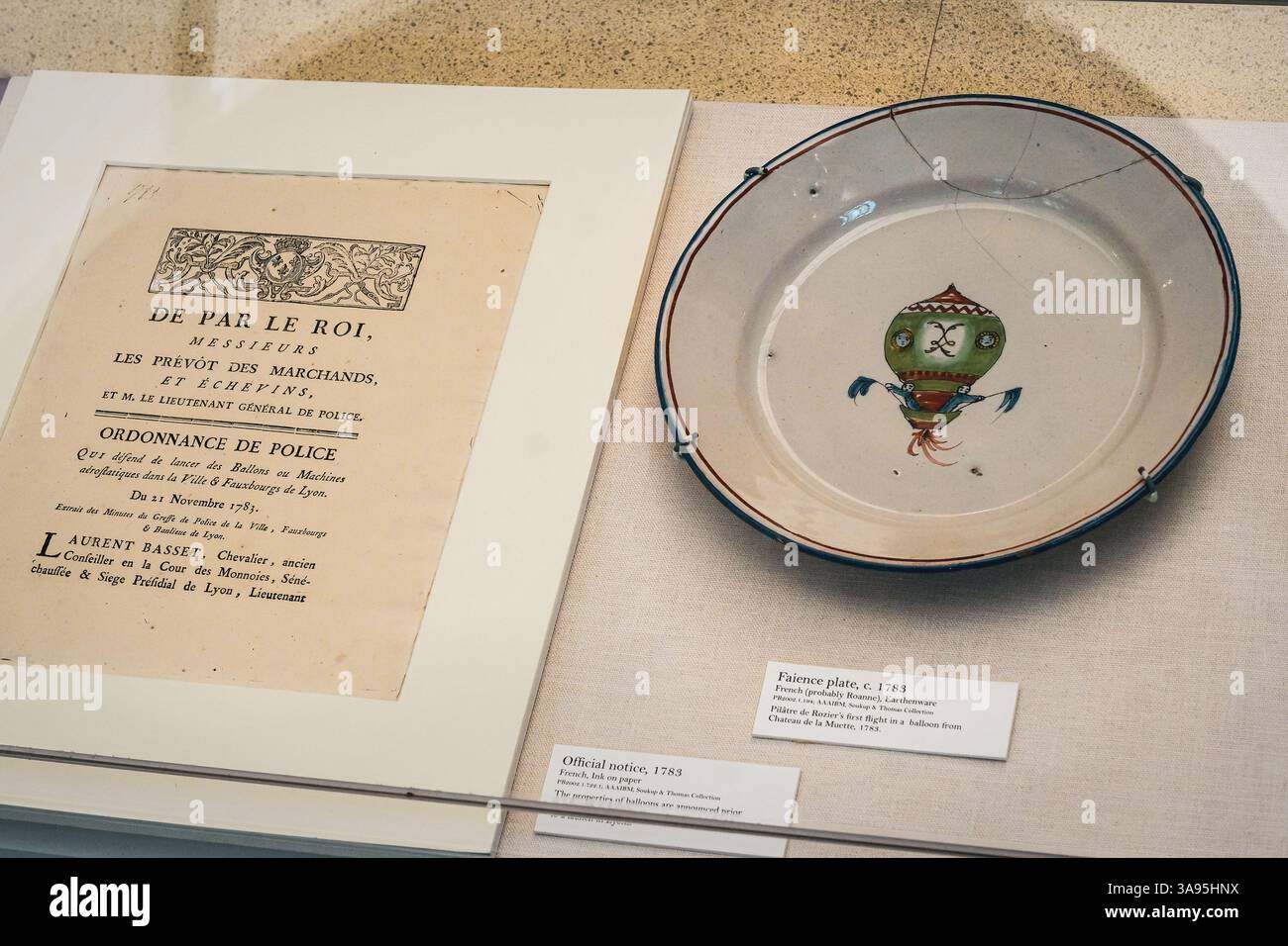 Un piatto di ceramica francese del XVIII secolo che celebra un volo in mongolfiera. Il fan è al Albuquerque Balloon Museum, New Mexico, Stati Uniti Foto Stock