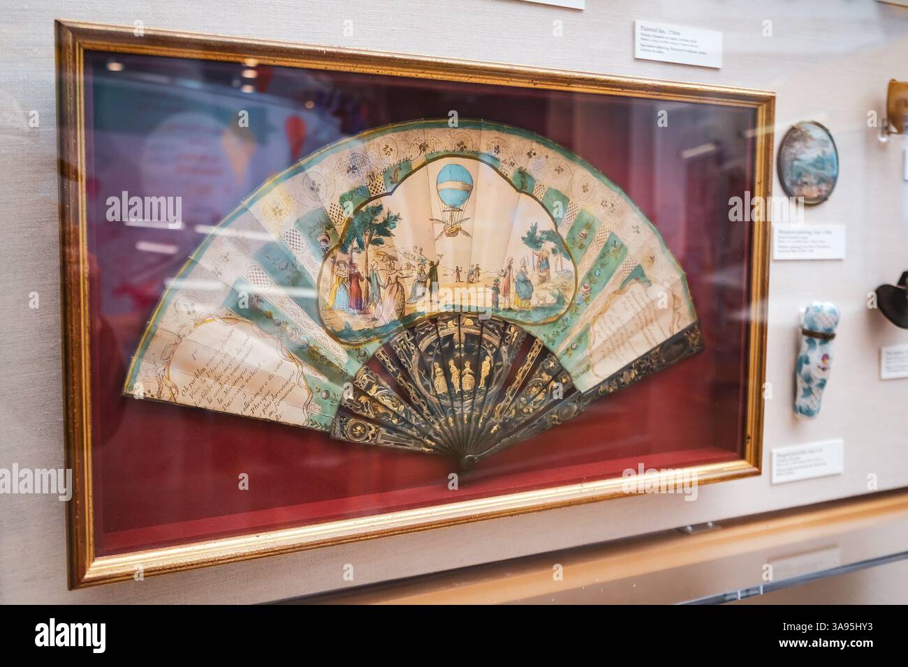 Un fan francese del XVIII secolo che celebra un volo in mongolfiera. Il fan è al Albuquerque Balloon Museum, New Mexico, Stati Uniti Foto Stock