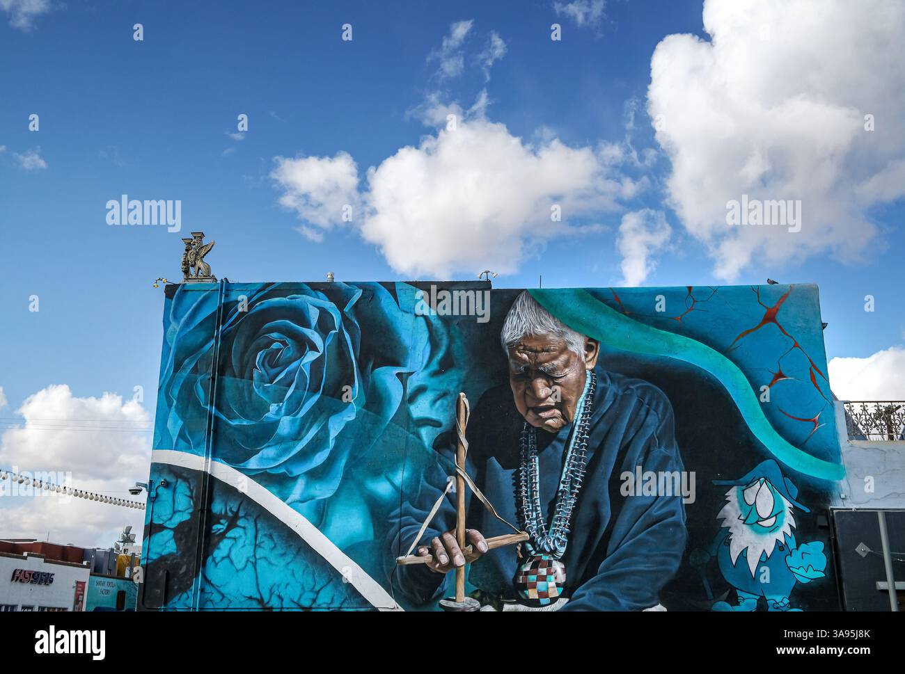 Un murale che mostra un artista indiano americano al Turquoise Museum di Albuequerque, New Mexico, USA Foto Stock