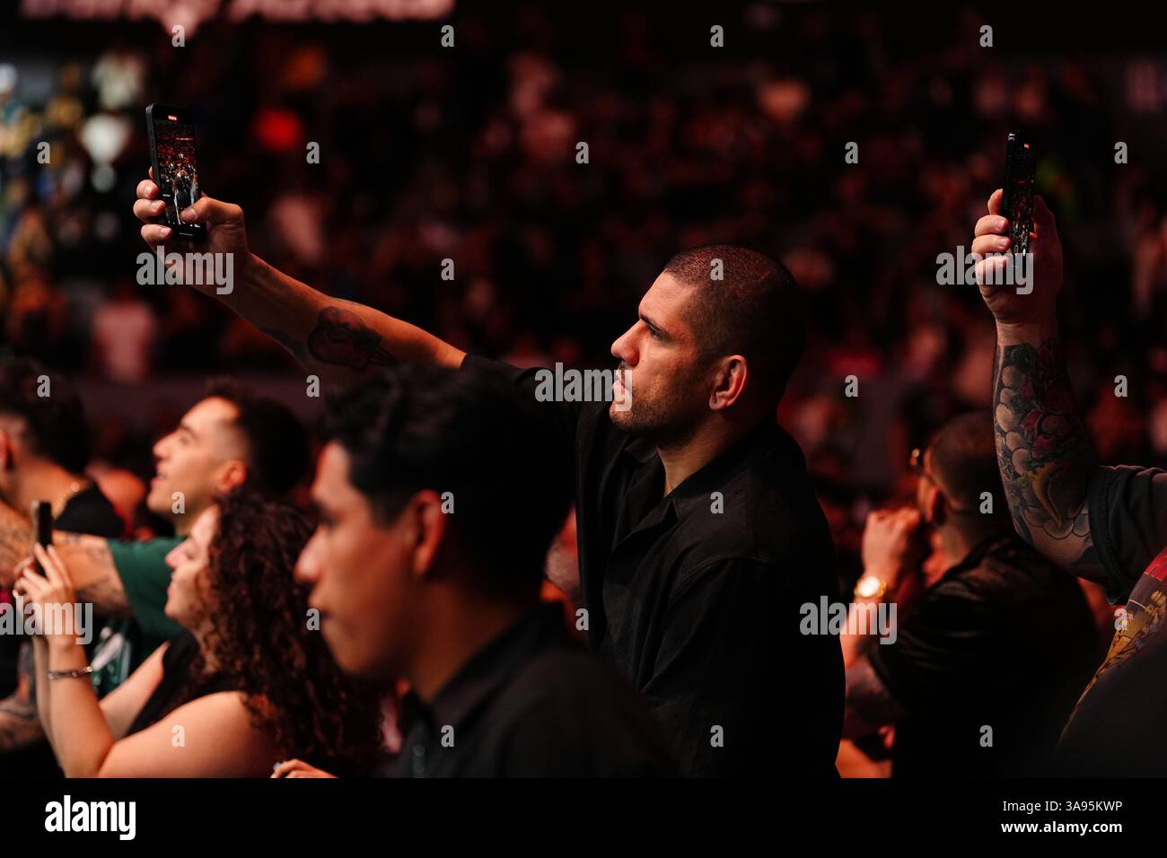Città del Messico, Messico, Stati Uniti. 29 marzo 2025. CITTÀ DEL MESSICO, MESSICO - MARZO 29: L'ex campione UFC Alex Poatan Ronaldo Rodriguez e Kevin Borjas si incontrano nell'ottagono per un incontro di 3 round all'UFC Fight Night - Moreno vs Erceg all'Arena CDMX il 29 marzo 2025 a città del Messico, Messico (foto di Louis Grasse/PxImages) credito: PX Images/Alamy Live News Foto Stock