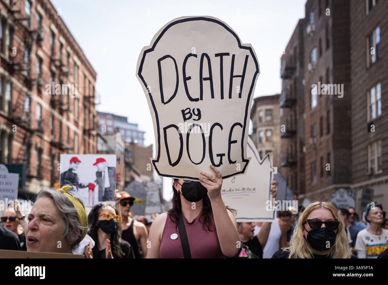 New York Ciy, Stati Uniti. 29 marzo 2025. I gruppi di attivisti locali si sono riuniti presso l'AIDS Memorial e poi hanno marciato fino allo showroom Tesla a New York Cith, NY, 29 marzo 2025. I manifestanti chiedono che Elon Musk venga rimosso dall'amministrazione Trump. (Foto di Steve Sanchez/Sipa USA). Crediti: SIPA USA/Alamy Live News Foto Stock