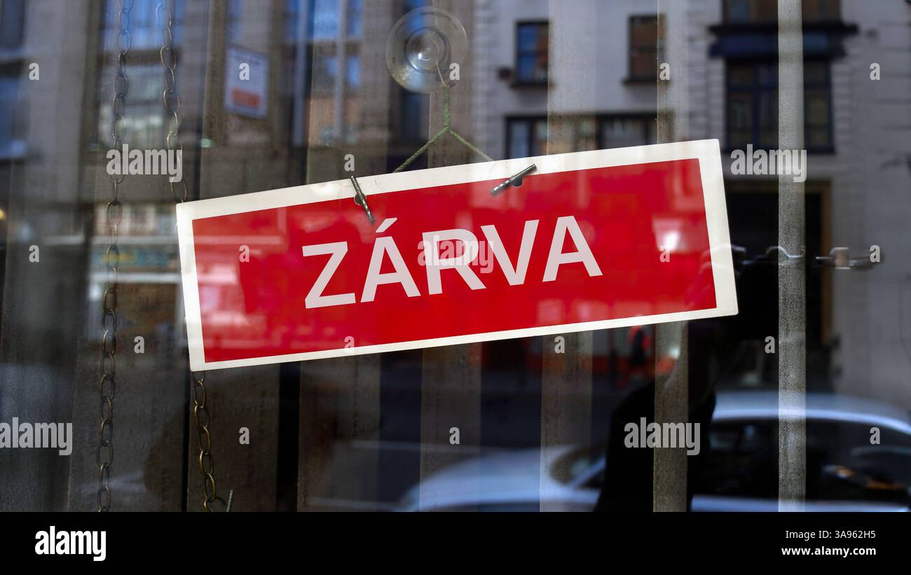 Cartello chiuso in lingua ungherese Foto Stock