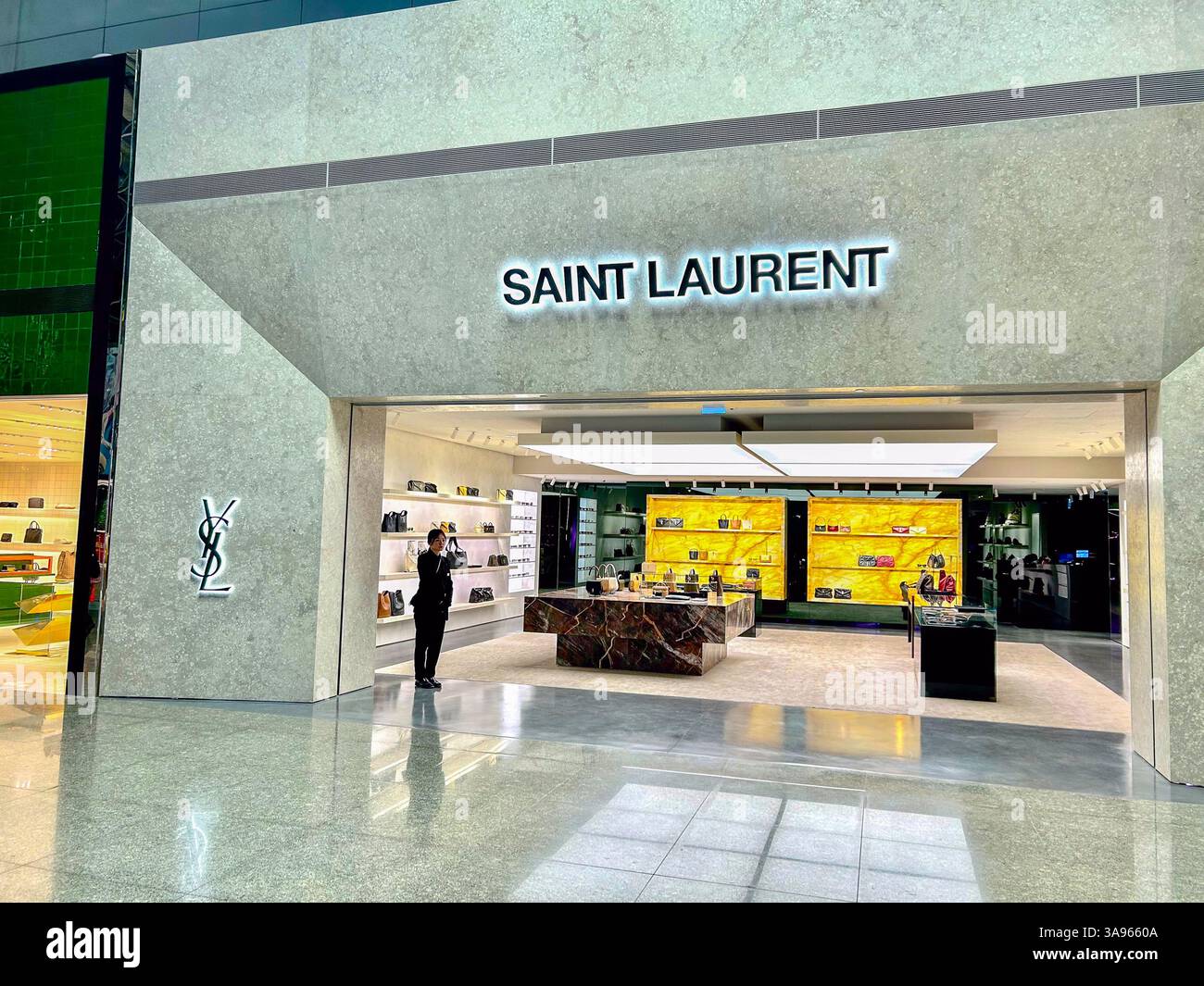 Taoyuan, Taipei, Taiwan, viste all'interno dell'aeroporto internazionale di Taoyuan, persone che lavorano, all'interno dei negozi di lusso, logo 'Yves Saint Laurent » Kering Foto Stock