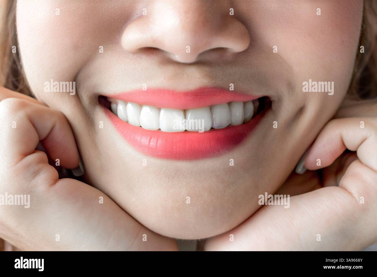 Denti bianchi luminosi e gengive sane mostrati in un sorriso ravvicinato, che mette in risalto l'igiene dentale, la bellezza e la sicurezza. Foto Stock