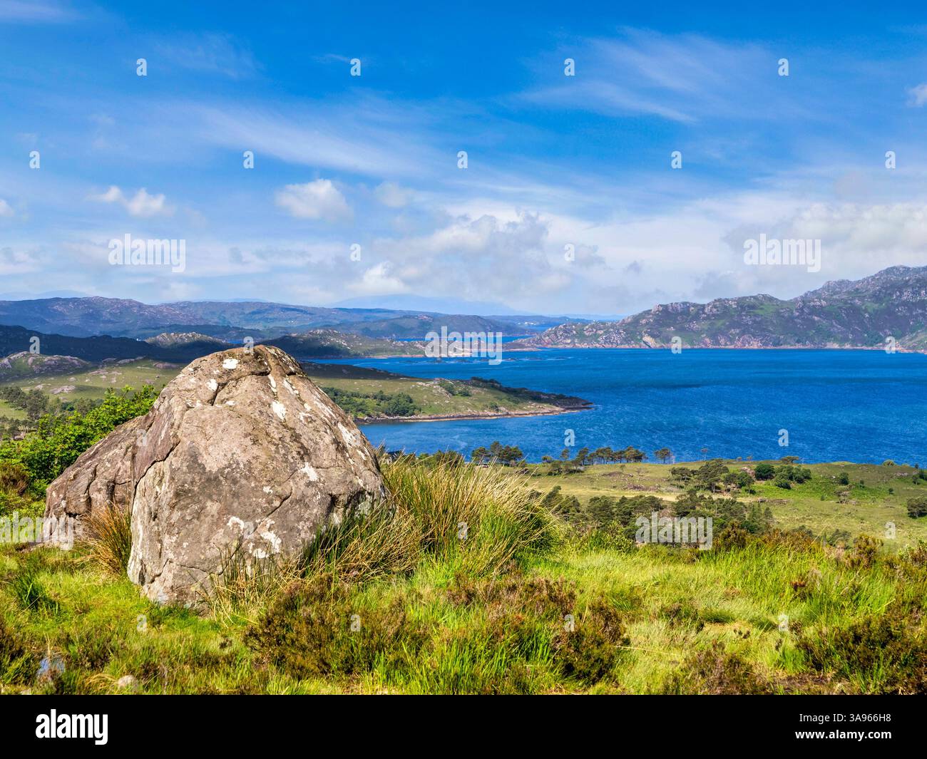 Loch Torridon, Ross e Cromarty, Scozia, Regno Unito, in un giorno di primavera di sole. Foto Stock
