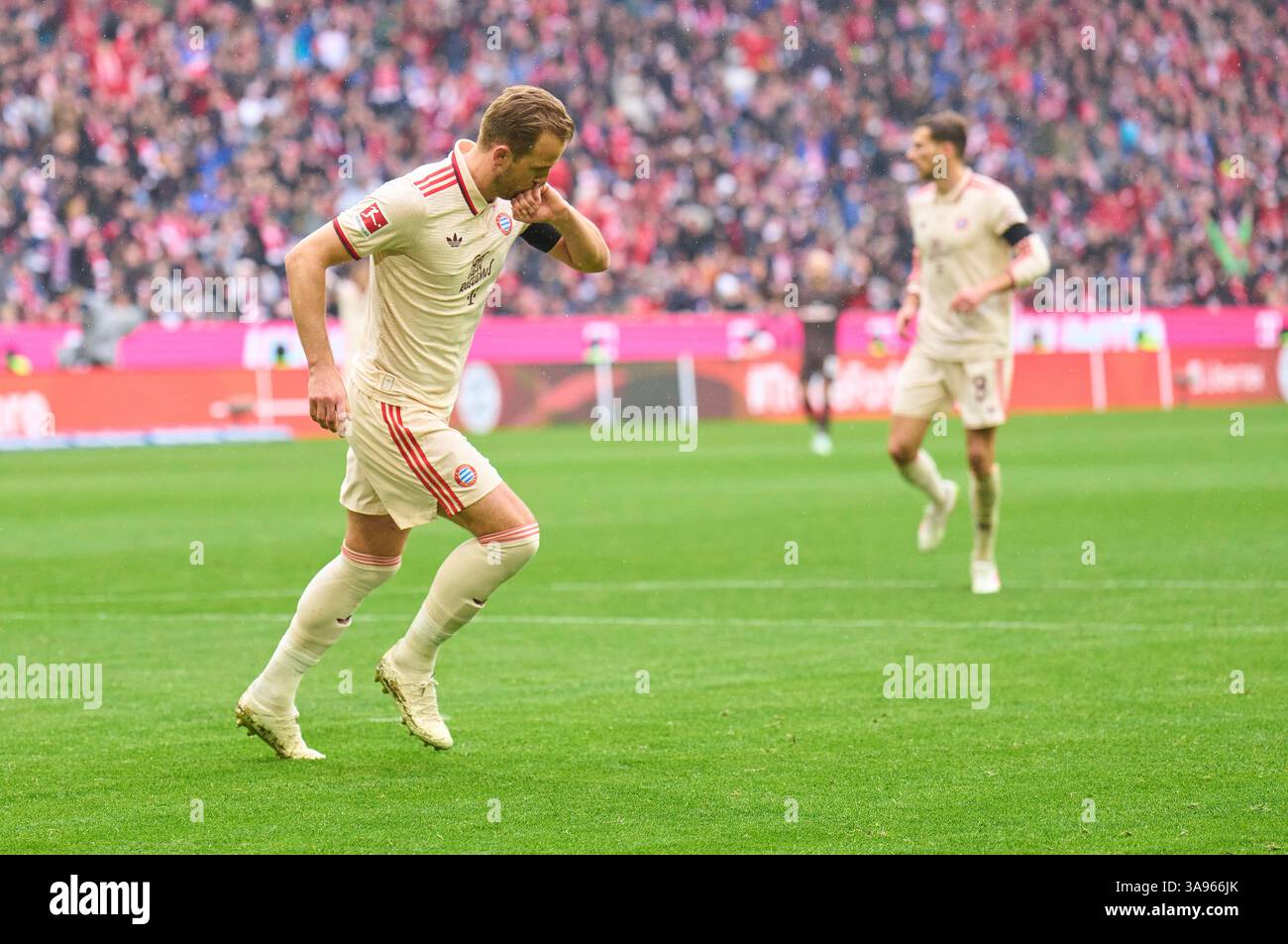 Muenchen, Germania. 29 marzo 2025. Harry Kane, FCB 9 segna, tiri goal, Tor, Treffer, Torschuss, 1-0 anni e celebra il suo gol, felice, ridere, festeggiare, nella partita FC BAYERN MUENCHEN - FC ST. PAULI 3-2 il 29 marzo 2025 a Monaco, Germania. Stagione 2024/2025, 1.Bundesliga, FCB, Monaco, giorno 27, 27.Spieltag Photographer: immagini ddp/STAR-images - LE NORMATIVE DFL VIETANO QUALSIASI USO DI FOTOGRAFIE come SEQUENZE DI IMMAGINI e/o QUASI-VIDEO - crediti: ddp media GmbH/Alamy Live News Foto Stock
