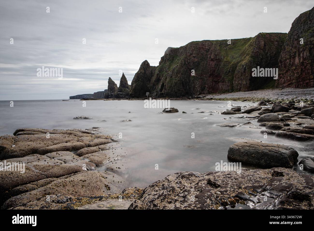 Una vista dei famosi stack di Duncansby Head, osservata con la bassa marea. Foto Stock