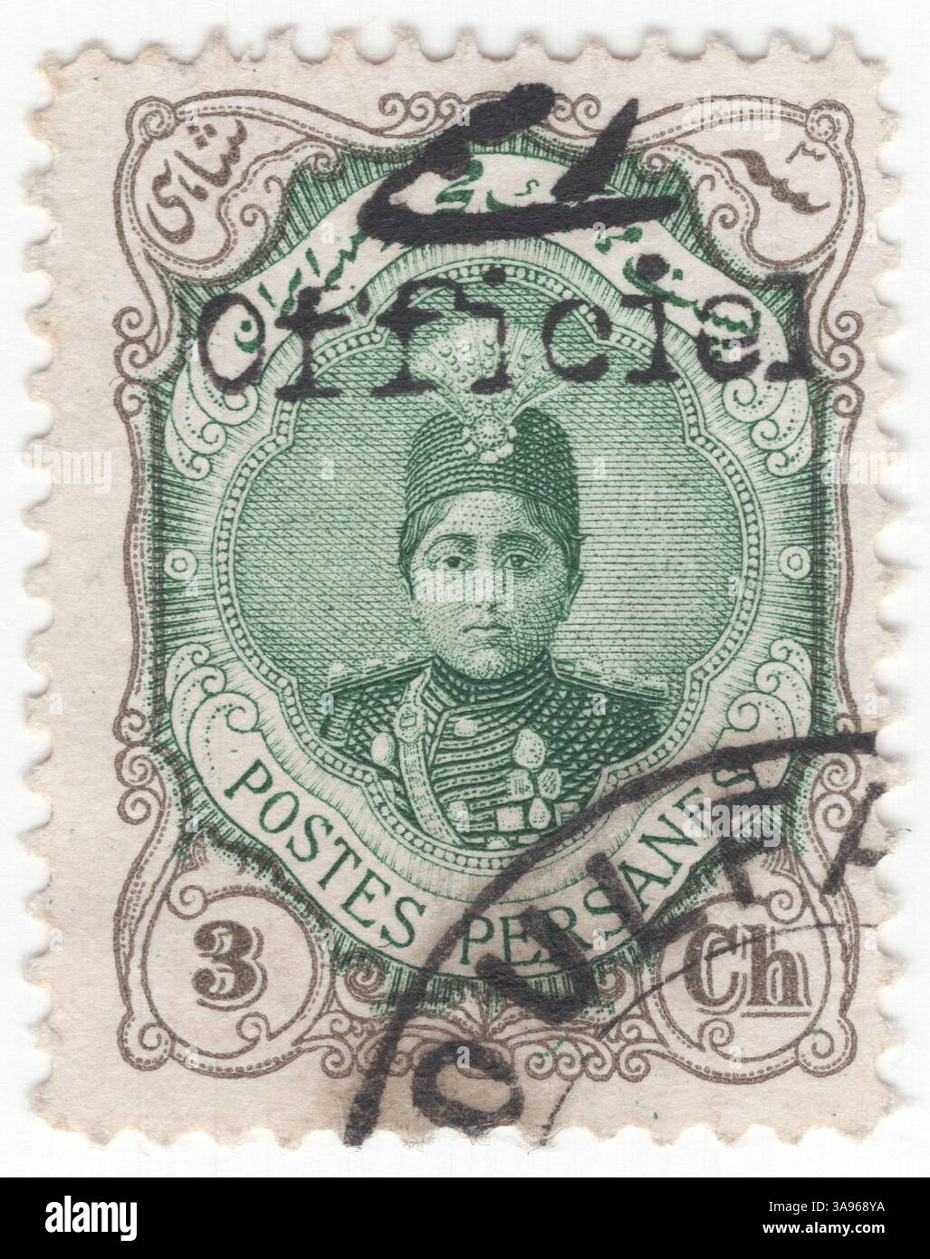 IRAN - 1911 febbraio 7: 3 francobollo chahi grigio-marrone e verde raffigurante il ritratto di Ahmad Shah Qajar sovrastampato in nero "Officiel" in inglese e persiano. Scià di Persia (Iran) dal 1909 al 1925 e ultimo membro regnante della dinastia Qajar. Abolirono la rappresentanza immobiliare e crearono cinque nuovi seggi nel Majlis per le minoranze: Due seggi per gli armeni e uno ciascuno per gli ebrei, gli zoroastriani e gli assiri. Il Majlis democratizzò anche il sistema elettorale, ridusse il dominio elettorale di Teheran e abbassò persino l'età dei voti da venticinque a venti Foto Stock