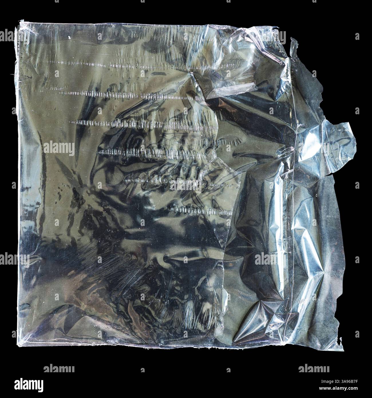Involucro in plastica termorestringente strappato su sfondo nero con percorso di ritaglio Foto Stock