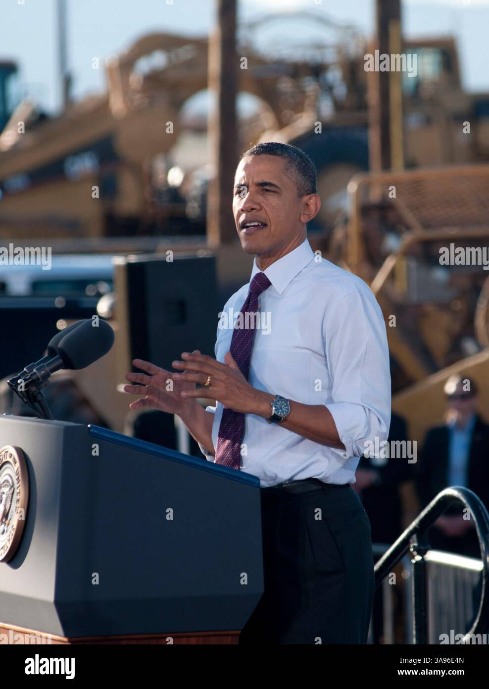 25 gennaio 2012 - Chandler, Arizona, Stati Uniti - il presidente Barack Obama condivide i suoi piani per l'occupazione e la ripresa economica sostenibile presso il cantiere di un nuovo impianto di produzione Intel Fab 42 a Chandler, Arizona. Ha parlato di costruire l'economia portando a casa i posti di lavoro nel settore manifatturiero e di cambiare il sistema fiscale in modo che i ricchi non paghino percentuali di tasse inferiori rispetto alla classe operaia. Intel produrrà chip per computer utilizzando il nuovo processo all'avanguardia a 14 nanometri, i chip più evoluti al mondo. (Immagine di credito: © Rick D'Elia/ZUMA Wire/ZUMAPRESS.com) Foto Stock