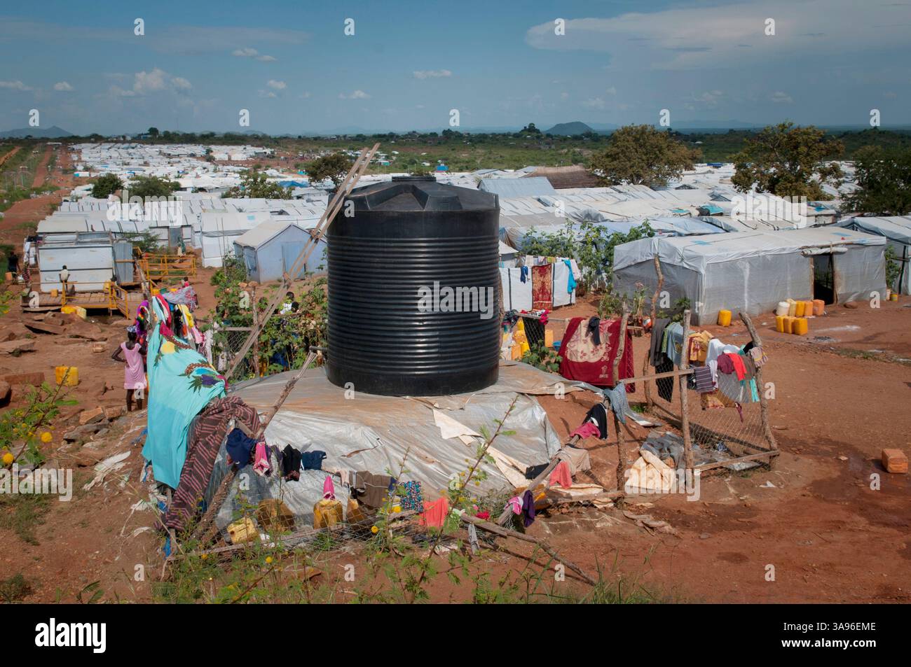 7 agosto 2015 - Juba, Sudan del Sud - gli sfollati interni del Sudan del Sud riempiono le loro lattine d'acqua per la giornata in una delle numerose stazioni idriche del campo di protezione dei civili 3, nella sede delle Nazioni Unite a Juba, Sudan del Sud. A ogni persona sono ammessi circa 11,3 litri al giorno per tutti gli usi. Senza acqua sotterranea nell'area, i camion riempiono in media ogni stazione dell'acqua, quattro volte al giorno. Più di 24.000 persone vivono nei campi POC di Juba. (Immagine di credito: © Rick D'Elia/ZUMA Wire/ZUMAPRESS.com) Foto Stock