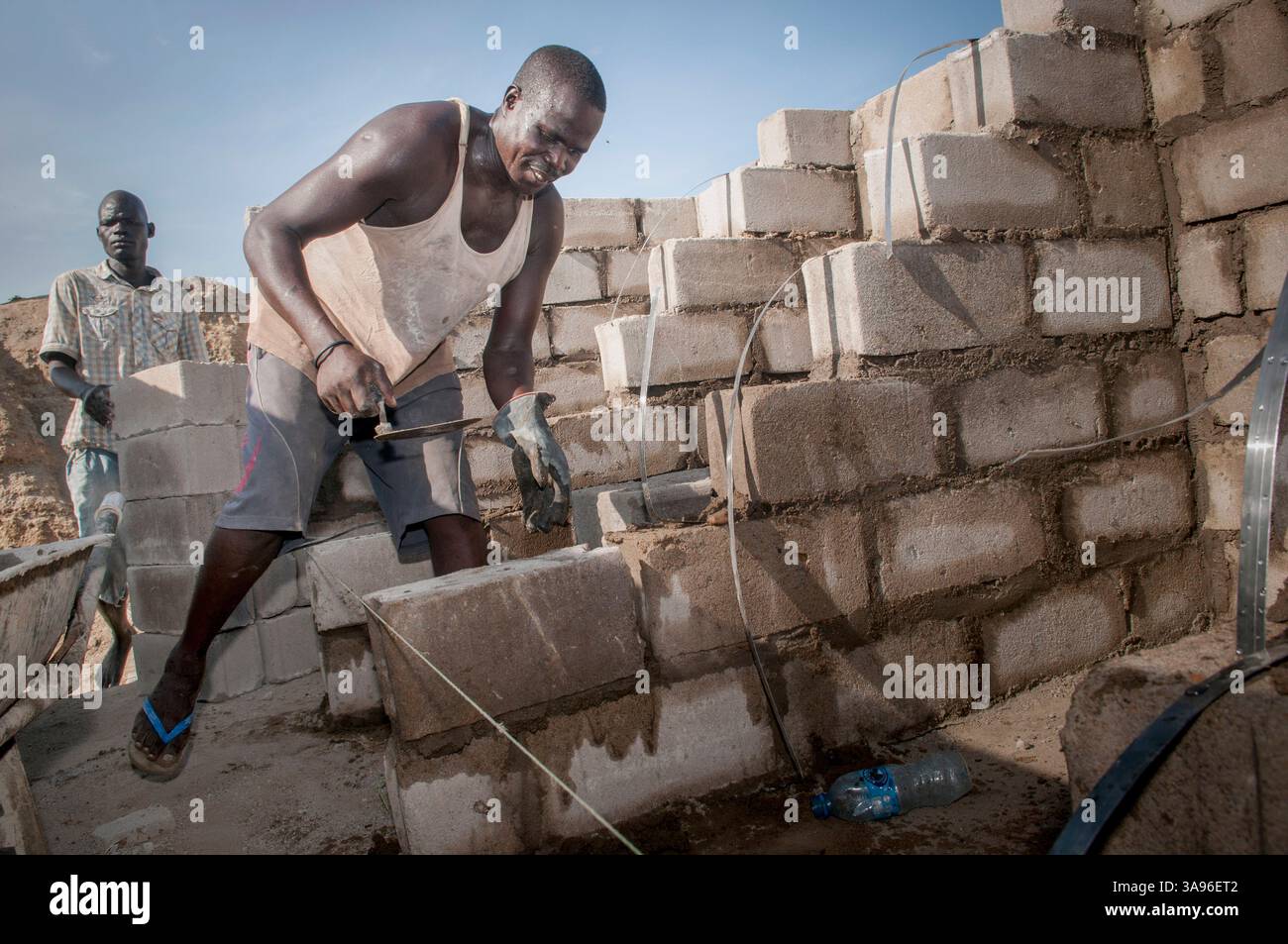 7 agosto 2015 - Juba, Sud Sudan - i lavoratori edili espandono le latrine per i 600 studenti che frequentano la Juba 1 Girls Primary School di Juba, Sud Sudan. Alle ragazze vengono insegnate buone abitudini igieniche come lavarsi le mani dopo aver usato la latrina e prima di mangiare, attraverso il programma acqua, igiene e igiene (WASH) implementato dai servizi di aiuto internazionali e sponsorizzato dall'USAID attraverso l'UNICEF. Le latrine originali costruite dai Catholic Relief Services con USAID necessitavano di espansione con la crescita della popolazione studentesca della scuola. (Immagine di credito: © Rick D'Elia/ZUMA Wire/ZUMAPRESS.com) Foto Stock