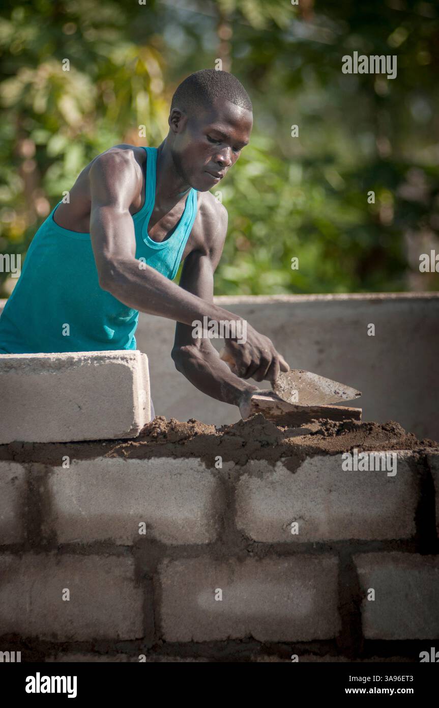 7 agosto 2015 - Juba, Sud Sudan - i lavoratori edili espandono le latrine per i 600 studenti che frequentano la Juba 1 Girls Primary School di Juba, Sud Sudan. Alle ragazze vengono insegnate buone abitudini igieniche come lavarsi le mani dopo aver usato la latrina e prima di mangiare, attraverso il programma acqua, igiene e igiene (WASH) implementato dai servizi di aiuto internazionali e sponsorizzato dall'USAID attraverso l'UNICEF. Le latrine originali costruite dai Catholic Relief Services con USAID necessitavano di espansione con la crescita della popolazione studentesca della scuola. (Immagine di credito: © Rick D'Elia/ZUMA Wire/ZUMAPRESS.com) Foto Stock