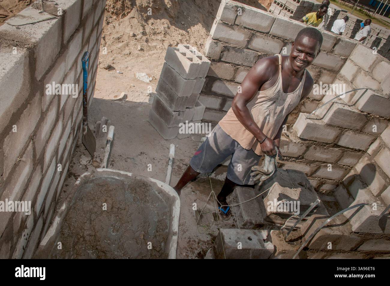 7 agosto 2015 - Juba, Sud Sudan - i lavoratori edili espandono le latrine per i 600 studenti che frequentano la Juba 1 Girls Primary School di Juba, Sud Sudan. Alle ragazze vengono insegnate buone abitudini igieniche come lavarsi le mani dopo aver usato la latrina e prima di mangiare, attraverso il programma acqua, igiene e igiene (WASH) implementato dai servizi di aiuto internazionali e sponsorizzato dall'USAID attraverso l'UNICEF. Le latrine originali costruite dai Catholic Relief Services con USAID necessitavano di espansione con la crescita della popolazione studentesca della scuola. (Immagine di credito: © Rick D'Elia/ZUMA Wire/ZUMAPRESS.com) Foto Stock