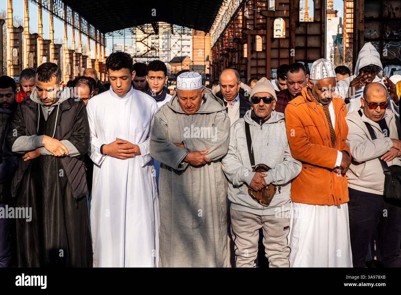 Torino, Italia. 30 marzo 2025. Alcuni momenti dei festeggiamenti di fine Eid al Fitr presso presso presso presso presso presso presso presso presso Parco Dora a Torino, Italia - Cronaca - domenica 30 marzo 2025 (foto Giacomo Longo/LaPresse) alcuni momenti della fine di Eid al Fitr Celebration presso presso presso presso presso Parco Dora di Torino, Italia - News - domenica 30 marzo 2025 (foto Giacomo Longo/LaPresse) crediti: LaPresse/Alamy Live News Foto Stock