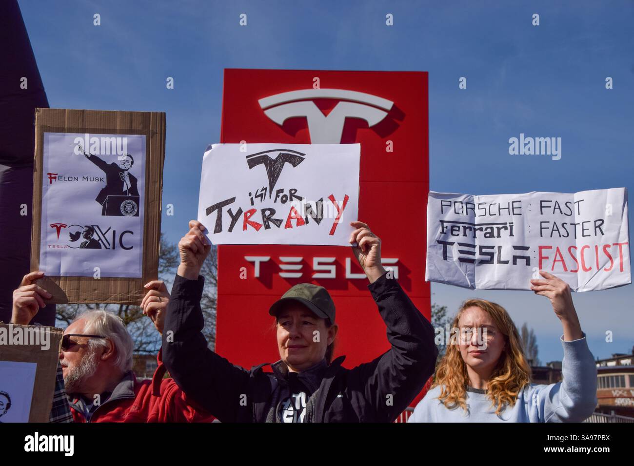 Londra, Regno Unito. 29 marzo 2025. I manifestanti si riuniscono fuori dal Tesla Centre a Park Royal durante la giornata globale d'azione contro Tesla e Elon Musk. Crediti: Vuk Valcic/Alamy Live News Foto Stock