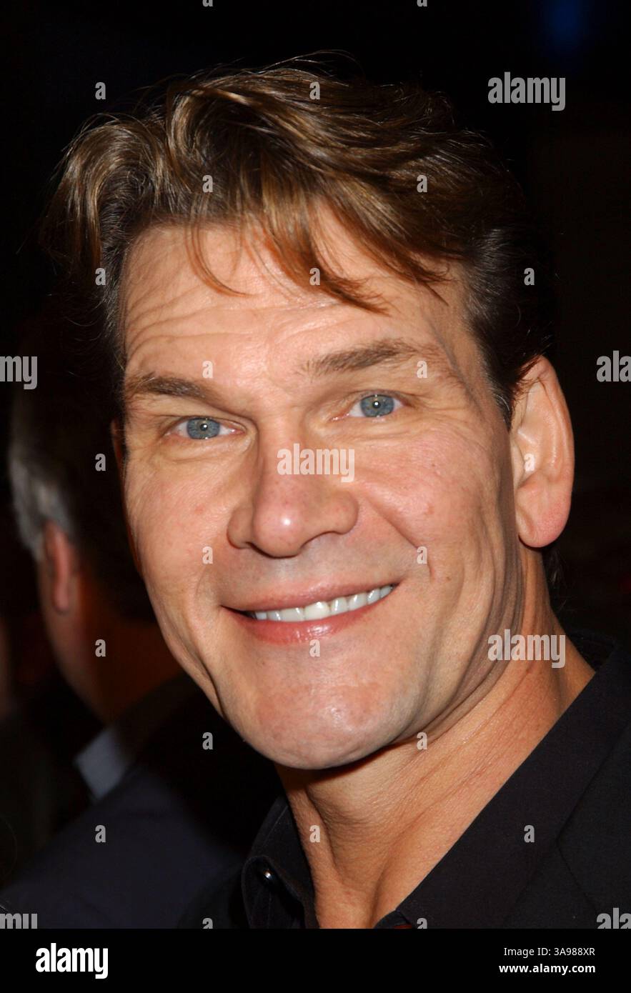 14 settembre 2009 - Hollywood, CA, Stati Uniti - 14 settembre 2009 - Los Angeles, CA - Patrick Swayze 1952 - 2009. L'attore Patrick Swayze morì all'età di 57 anni dopo una battaglia di 20 mesi contro il cancro al pancreas. Foto del file: 24 febbraio 2004; Hollywood, CA, Stati Uniti; l'attore PATRICK SWAYZE durante la prima mondiale di "Dirty Dancing Havana Nights" tenutasi all'Arclight Cinerama Dome. Credito obbligatorio: Foto di Laura Farr/AdMedia Foto Stock