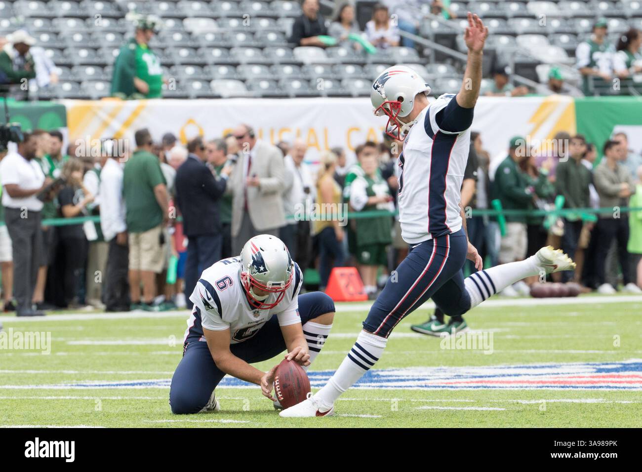 15 ottobre 2017, il kicker dei New England Patriots Stephen Gostkowski (3) calcia la palla con il punter Ryan Allen (6) prima della partita NFL tra i New England Patriots e i New York Jets al MetLife Stadium di East Rutherford, New Jersey. Christopher Szagola/CSM(immagine di credito: &Copy; Chris Szagola/CSM tramite filo ZUMA) Foto Stock