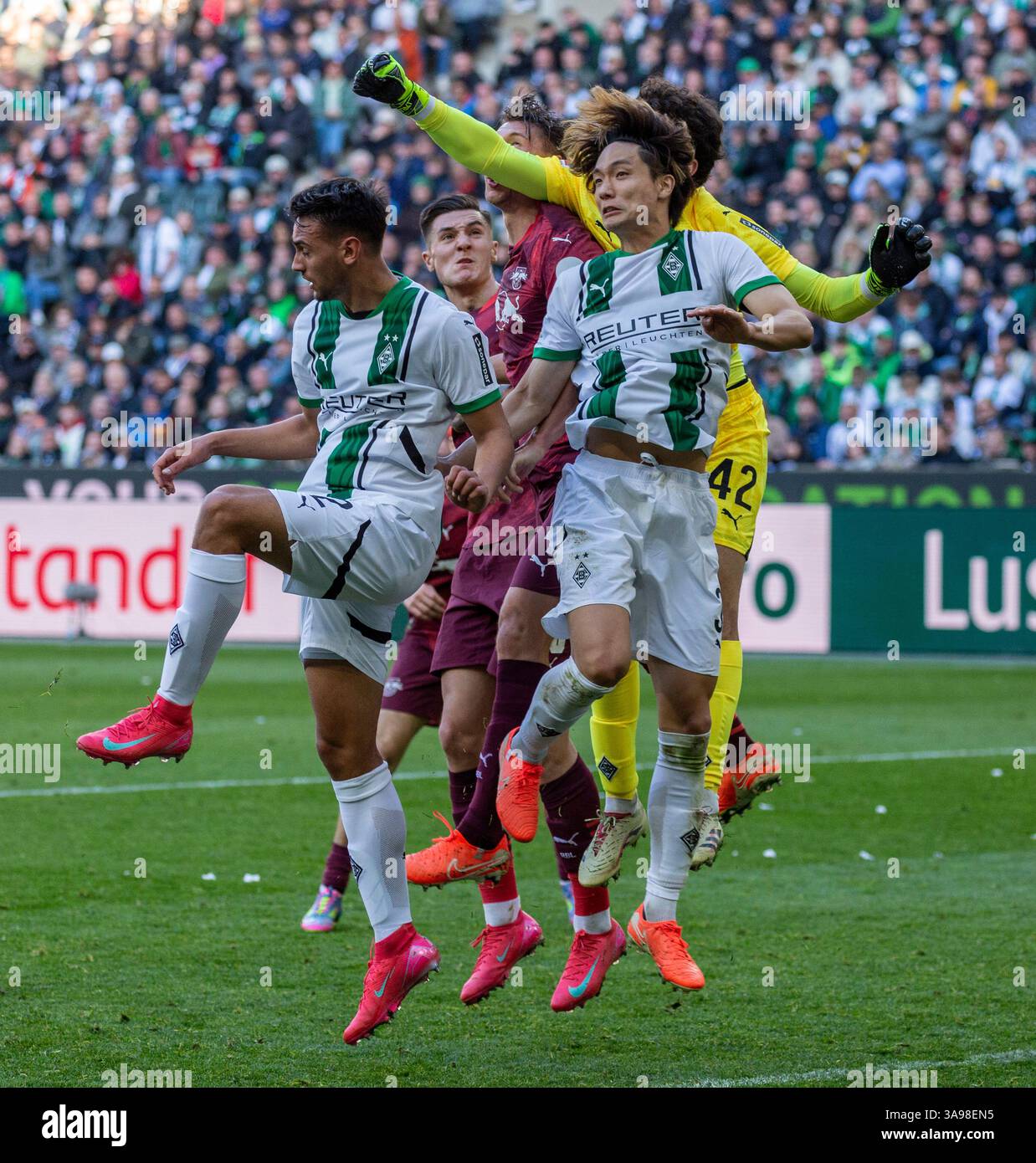 Sport, calcio, Bundesliga, 2024/2025, Borussia Moenchengladbach vs. RB Leipzig 1-0, 29.03.2025, Stadio Borussia-Park, scena della partita, visibile per Fabio Cristian Chiarodia (MG), Benjamin Sesko (RBL), Kou Itakura (MG), Torwart Tiago Pereira Cardoso (MG) coperto, DFL PROIBISCE L'USO DI IMMAGINI O QUASI SEQUENZE VIDEO Foto Stock