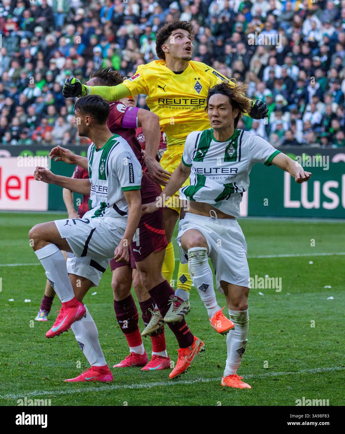 Sport, calcio, Bundesliga, 2024/2025, Borussia Moenchengladbach vs. RB Leipzig 1-0, 29.03.2025, Stadio Borussia-Park, scena della partita, visibile per Fabio Cristian Chiarodia (MG), giocatore di RBL, portiere Tiago Pereira Cardoso (MG), Kou Itakura (MG), I REGOLAMENTI DFL VIETANO QUASI L'USO DI FOTOGRAFIE E SEQUENZE VIDEO Foto Stock