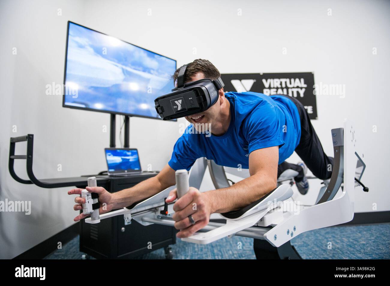 5 ottobre 2017 - Minneapolis, Minnesota, Stati Uniti - Nathan Maehren, Senior VP of Digital per YMCA of the Greater Twin Cities, presenta diversi giochi tra cui volare attraverso mondi montuosi e sottomarini. (Immagine di credito: © Mark Vancleave/TNS tramite filo ZUMA) Foto Stock