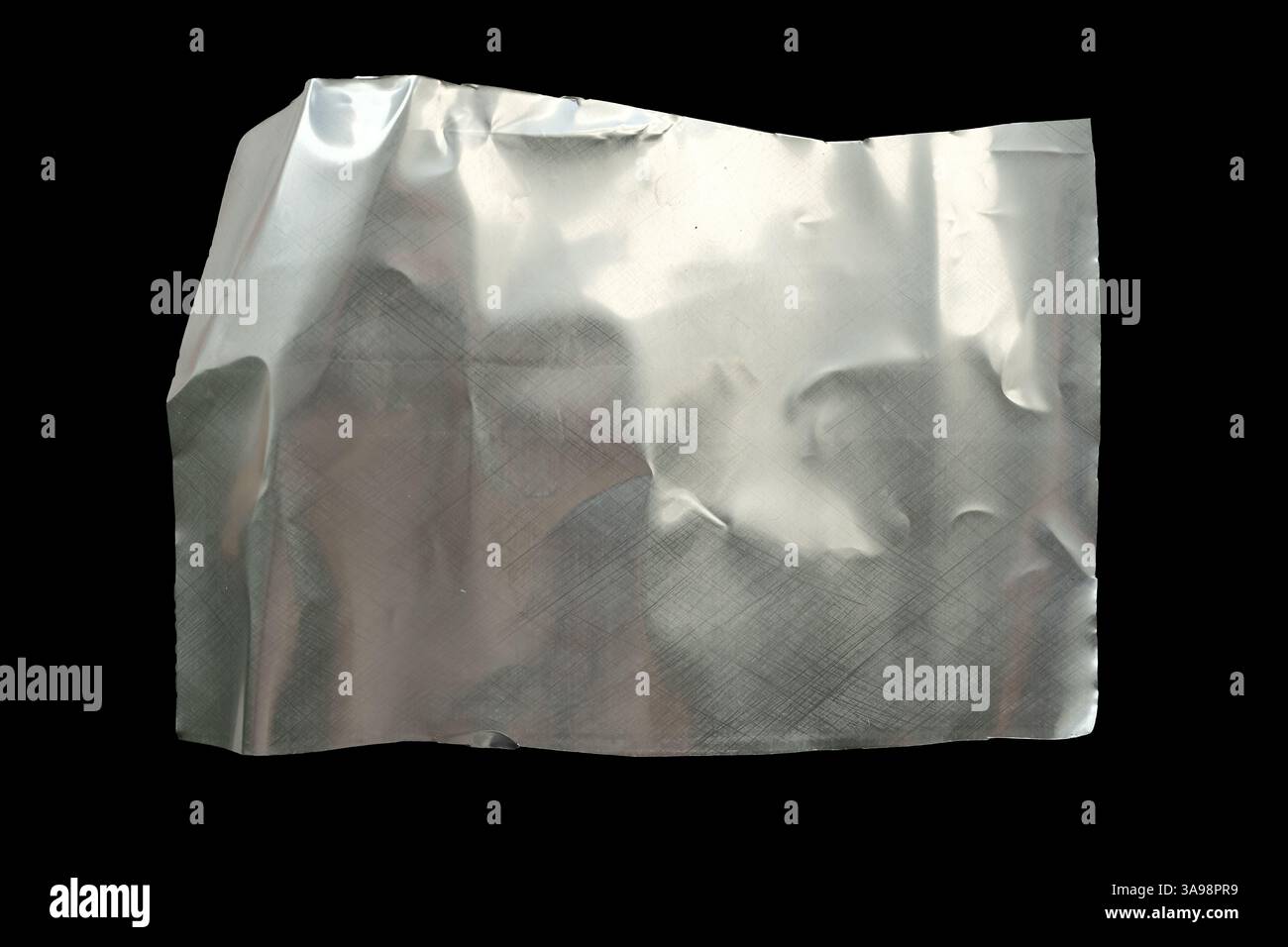 Foglio flessibile di alluminio per i corpi delle lattine di birra. Taglio di una lattina di birra. Foto Stock