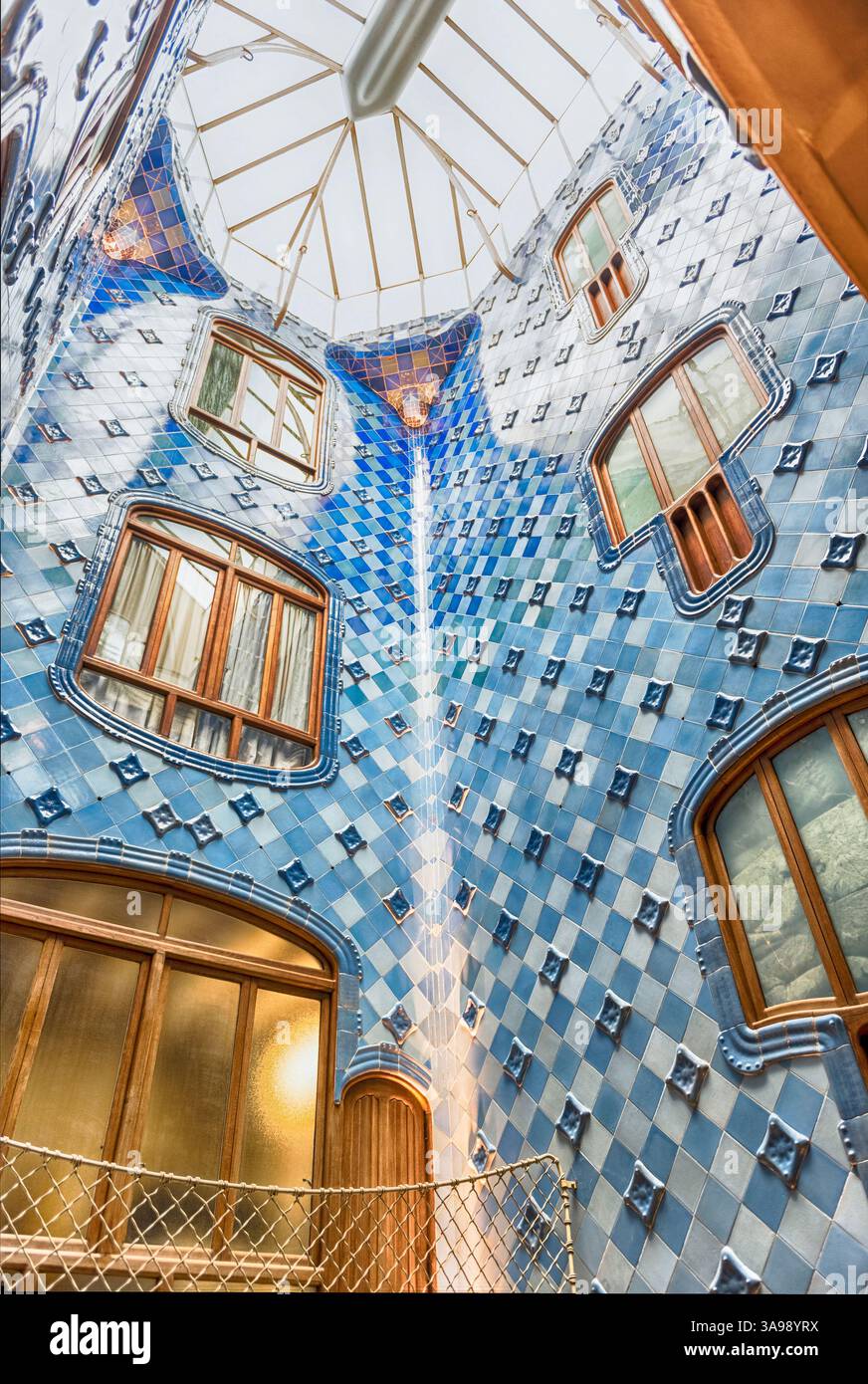 BARCELLONA - 9 AGOSTO: Iconica luce blu all'interno di Casa Batllo, rinomato edificio progettato da Antoni Gaudi e simbolo di Barcellona, Catalogna Foto Stock