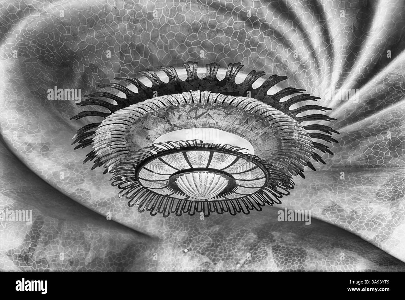 BARCELLONA - 9 AGOSTO: Dettaglio del soffitto all'interno di Casa Batllo, rinomato edificio progettato da Antoni Gaudí e simbolo di Barcellona, Catalogna Foto Stock