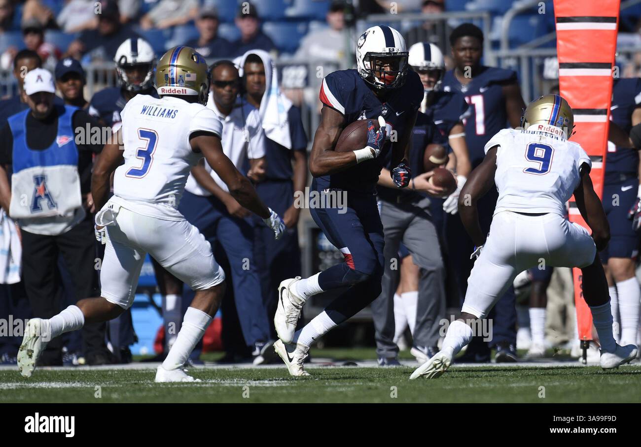 21 ottobre 2017 - East Hartford, CT, USA - il wide receiver del Connecticut Aaron McLean (8) porta la palla dopo la cattura mentre la safety di Tulsa Cristian Williams (3) e Reggie Robinson II (9) si spostano per il tackle al Rentschler Field di East Hartford, Conn., sabato 21 ottobre 2017. UConn ha vinto, 20-14. (Immagine di credito: © Brad Horrigan/TNS tramite filo ZUMA) Foto Stock