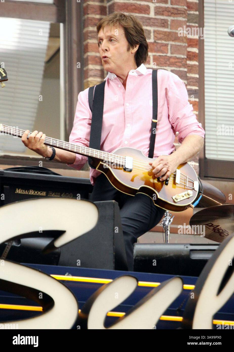 18 luglio 2009 - New York, NY, Stati Uniti - 15 luglio 2009 - New York, NY - Sir Paul McCartney. L'ex Beatle Paul McCartney si esibì dal vivo sulla cima della tenda di fronte all'ed Sullivan Theatre per "Late Show with David Letterman". Foto di credito: Alex Cole/AdMedia (immagine di credito: © Alex Cole/AdMedia via ZUMA Wire) Foto Stock