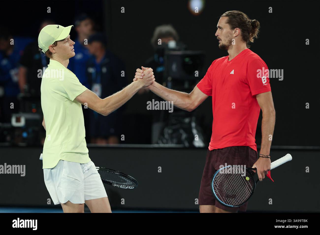 Alexander Zverev (a destra) si congratula con Jannik Sinner (a sinistra) per la vittoria agli Australian Open 2025, Melbourne Park, Melbourne, Victoria, Australia. Foto Stock