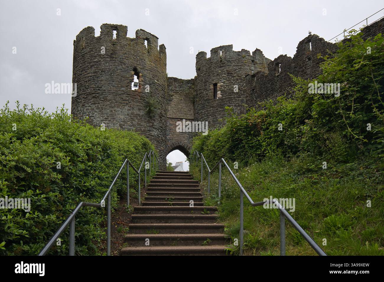 Una scala conduce alla porta del mulino, una delle due porte nella parte meridionale delle mura cittadine di Conwy. Foto Stock