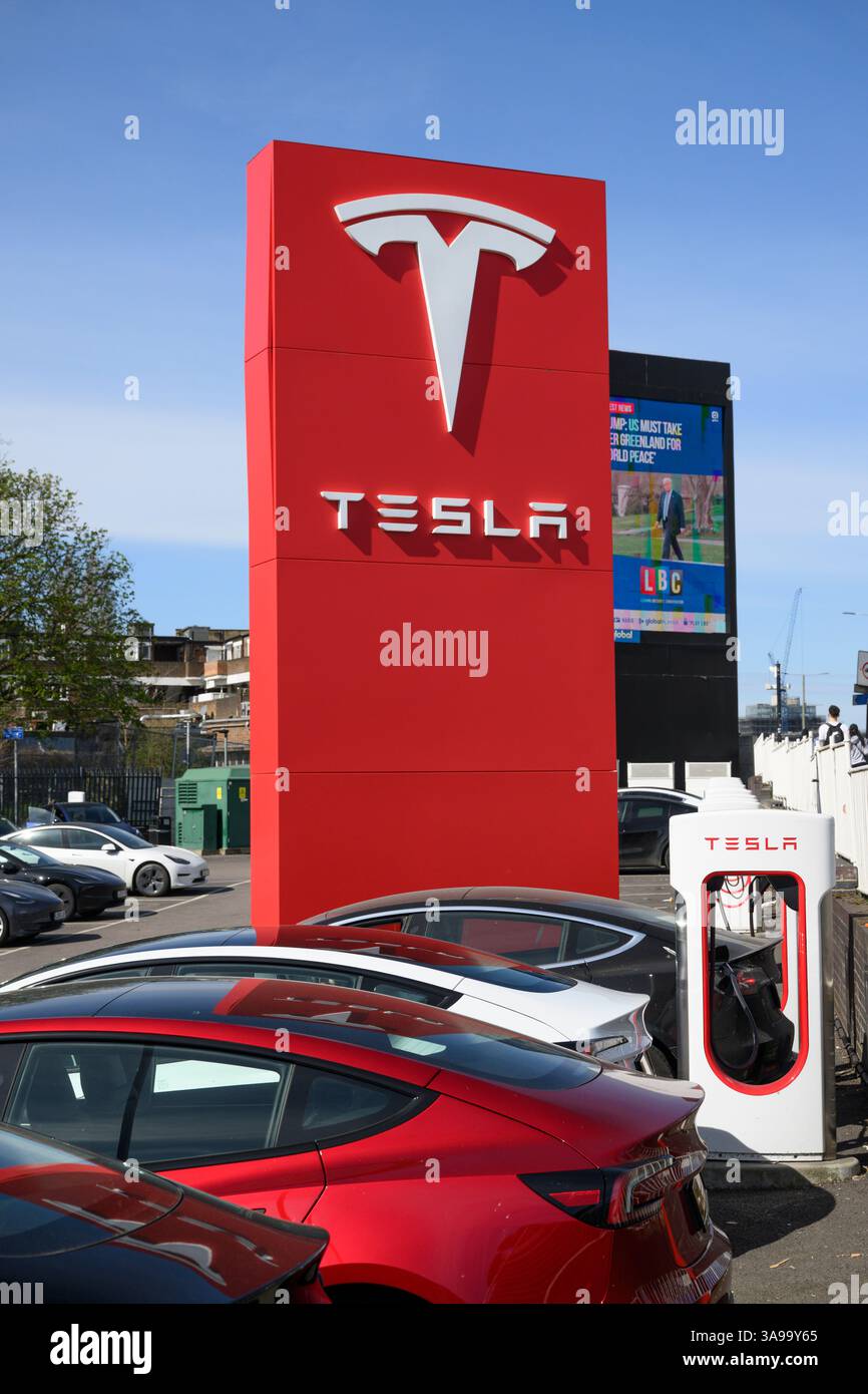 Showroom di Tusla, Dukes Road, Park Royal, Londra, GBR. 29 marzo 2025 Foto Stock