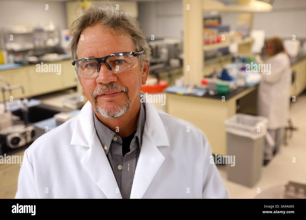 12 ottobre 2017 - St. Louis, MO, USA - Steven Hannah, direttore della nutrizione molecolare presso il Nestle Purina's Research Center, posa in uno dei suoi laboratori giovedì 12 ottobre 2017. Negli ultimi anni Nestle Purina ha aumentato la sua scienza della nutrizione molecolare per sviluppare alimenti per animali domestici che migliorano il benessere fisico e mentale degli animali. (Immagine di credito: © Christian Gooden/TNS via ZUMA Wire) Foto Stock