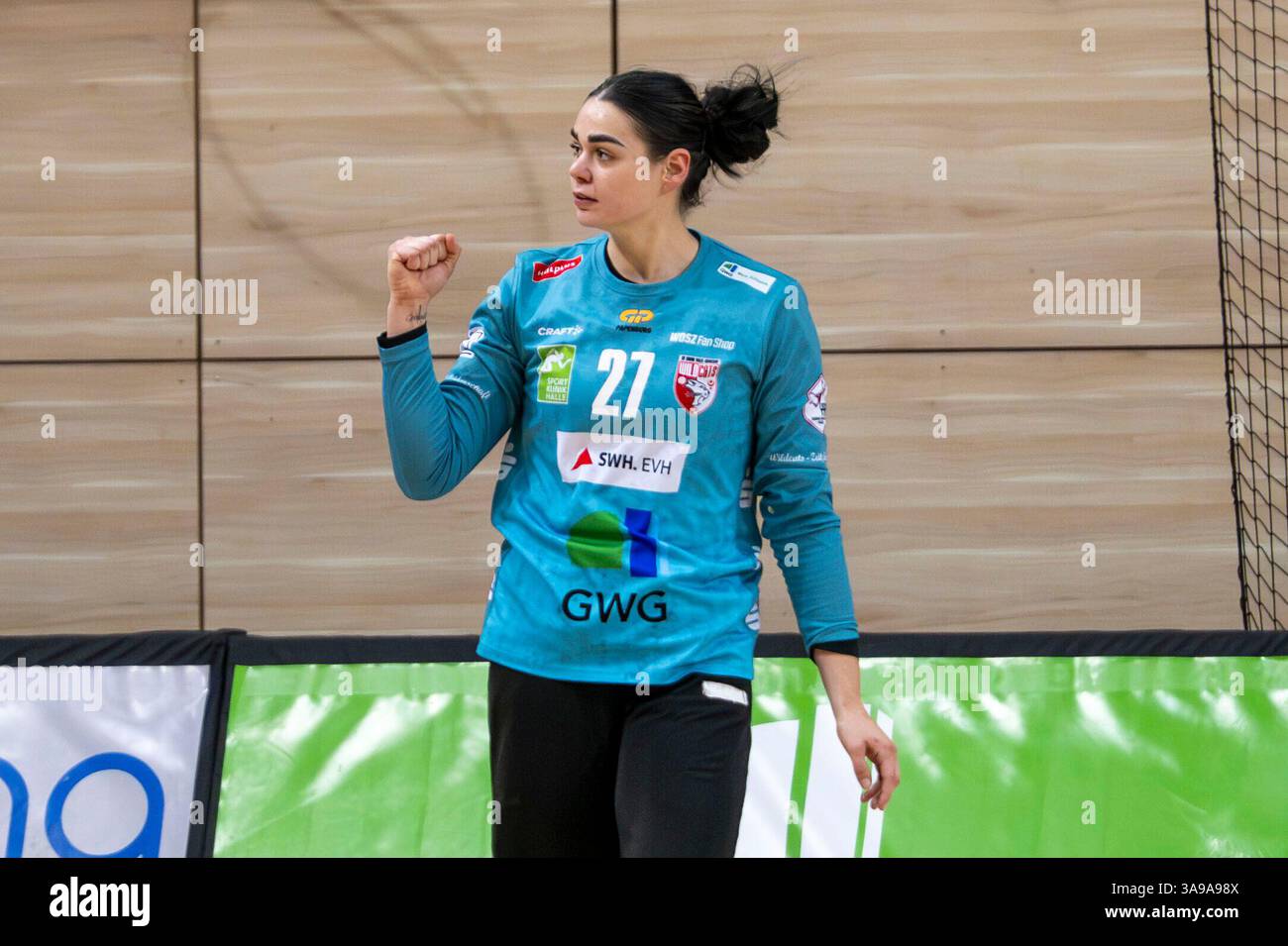 Halle, Deutschland 29. März 2025: 2.HBL - Frauen - 2024/2025 - SV Union Halle-Neustadt vs. Kurpfalz Bären IM Bild: Torhueterin Lara Lepschi (Halle) ballt die Faust Foto Stock