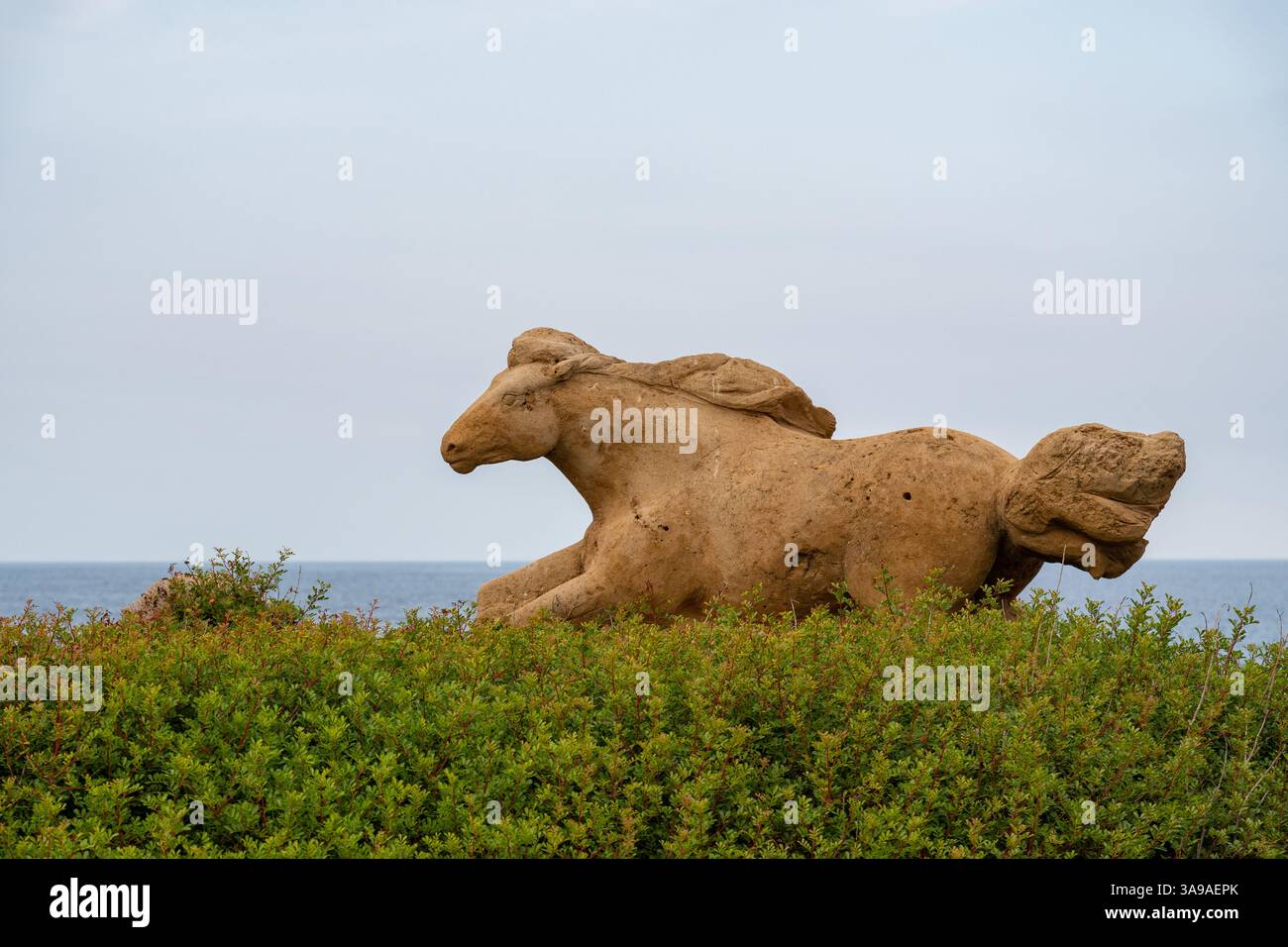Skyros, Grecia - 23 agosto 2022: Parco con statue fuori dal villaggio di Chora Foto Stock