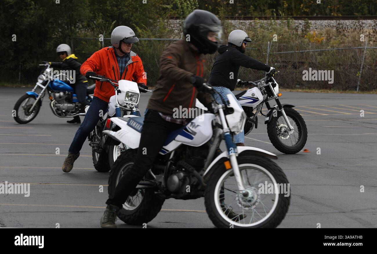 21 ottobre 2017 - Chicago, il, USA - Robert Erickson, 58, di Morton Grove, Ill., giacca arancione, era l'unico pilota più anziano, tra circa una dozzina di persone che imparavano a guidare moto, durante una classe di sicurezza sabato 21 ottobre 2017. (Immagine di credito: © Abel Uribe/TNS tramite filo ZUMA) Foto Stock