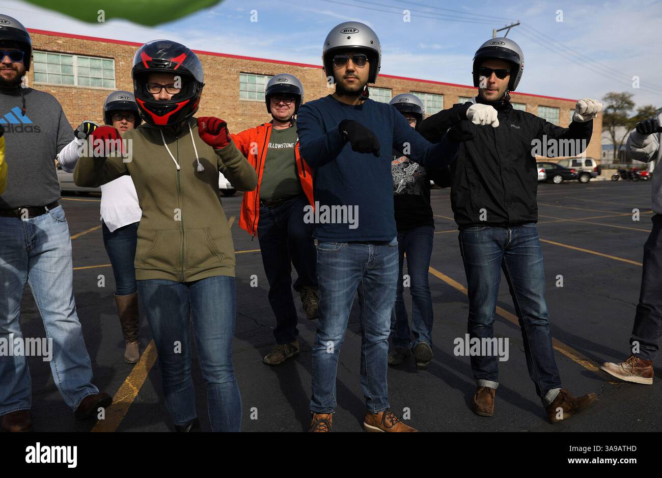 21 ottobre 2017 - Chicago, Illinois, USA - Robert Erickson, 58 anni, di nuovo in giacca arancione, e sua figlia Jill, 24 anni, alla sua sinistra, di Morton Grove, Illinois. Sono stati tra circa una dozzina di persone che hanno imparato a guidare moto durante una classe di sicurezza 21 ottobre 2017. Robert Erickson era la persona più anziana che prendeva la lezione. (Immagine di credito: © Abel Uribe/TNS tramite filo ZUMA) Foto Stock