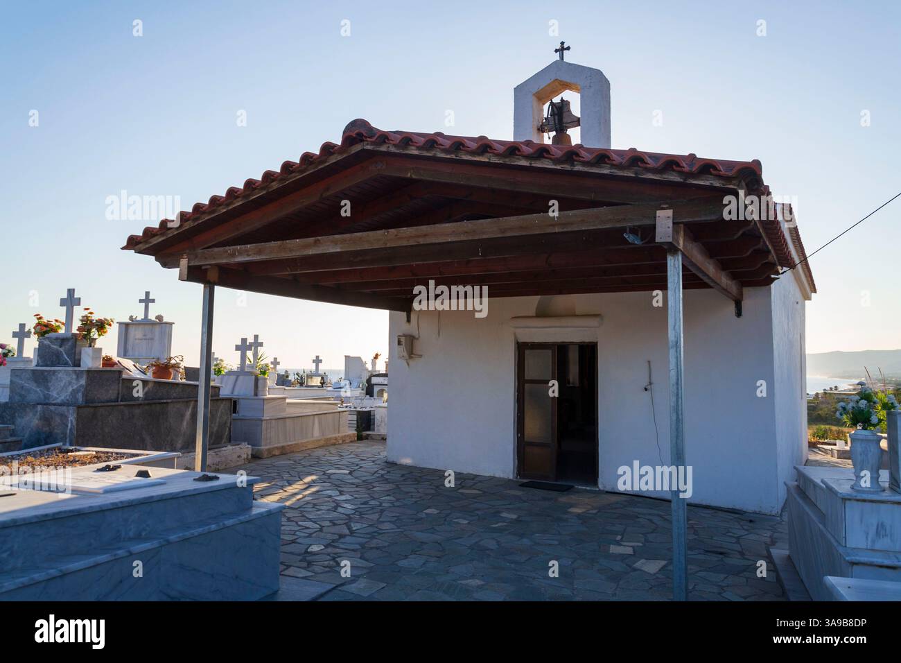 Cappella e croci in un cimitero greco all'alba, soleggiato giorno d'estate, Creta Foto Stock