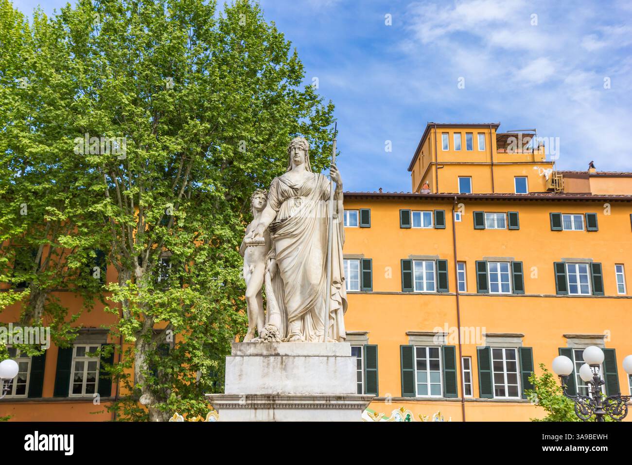 Statua di Maria Luisa di Borbone in piazza Napoleone a Lucca Foto Stock