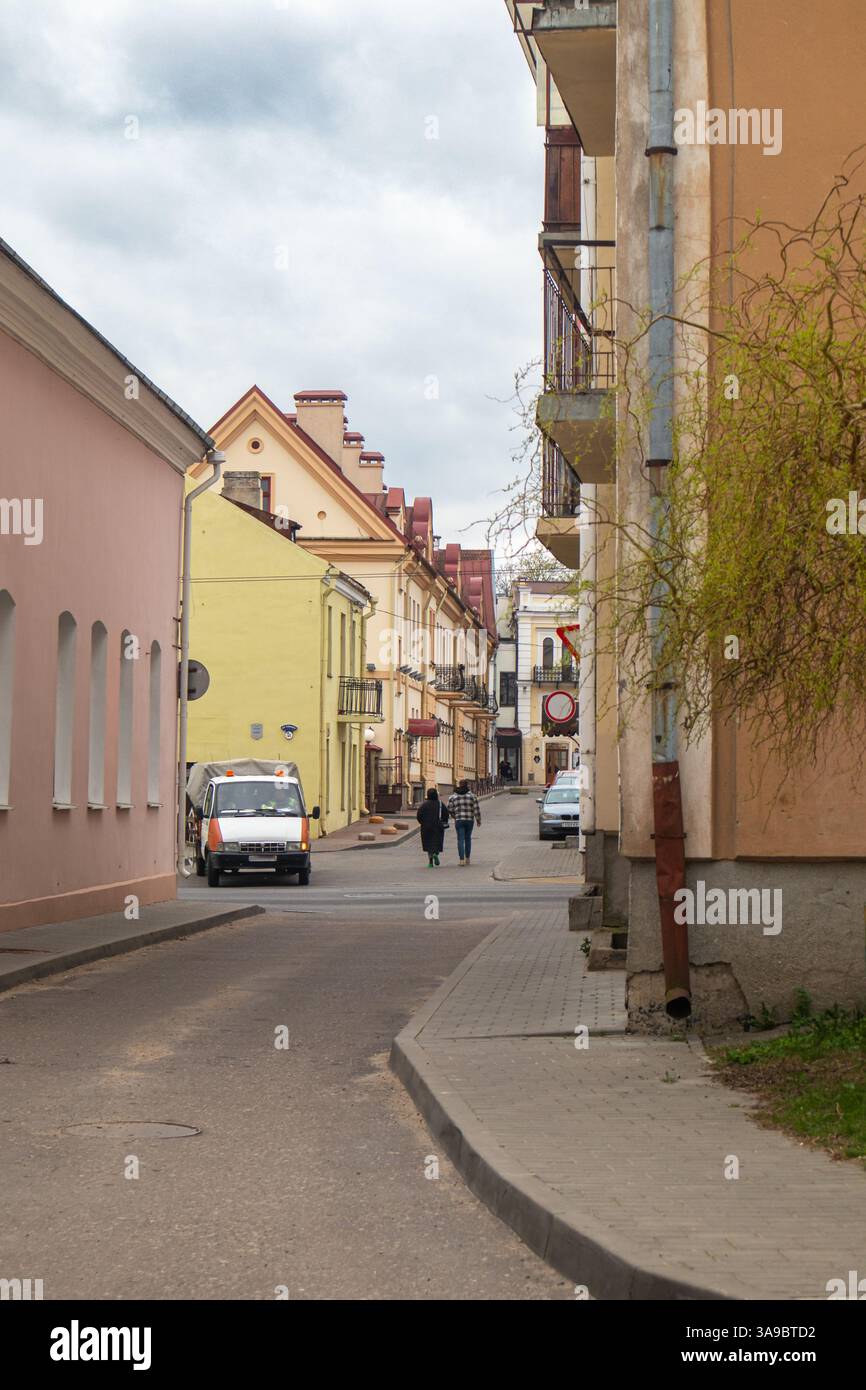 Grodno, via Naidusa. Una vecchia strada stretta nel centro della città. Belle case. Foto Stock
