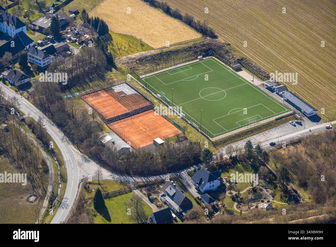 Luftbild, Fußballstadion des TUS Rumbeck, Tennisplätze, Rumbeck, Arnsberg, Sauerland, Nordrhein-Westfalen, Deutschland ACHTUNGxMINDESTHONORARx60xEURO *** Vista aerea, stadio di calcio di TUS Rumbeck, campi da tennis, Rumbeck, Arnsberg, Sauerland, Renania settentrionale-Vestfalia, Germania ATTENTIONxMINDESTHONORARx60xEURO Foto Stock
