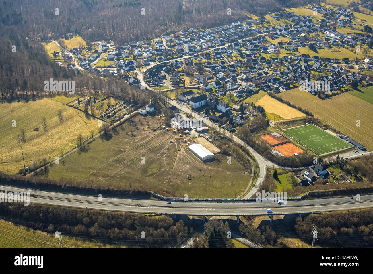 Luftbild, Fußballstadion des TUS Rumbeck, Tennisplätze, Im Windfirkel, Kloster mit Kirche St Nikolaus und Ortsansicht Rumbeck, Arnsberg, Sauerland, Nordrhein-Westfalen, Deutschland ACHTUNGxMINDESTHONORARx60xEURO *** Vista aerea, stadio di calcio di TUS Rumbeck, campi da tennis, Im Windfirkel, monastero con chiesa St Nikolaus e vista di Rumbeck, Arnsberg, Sauerland, Renania settentrionale-Vestfalia, Germania Foto Stock