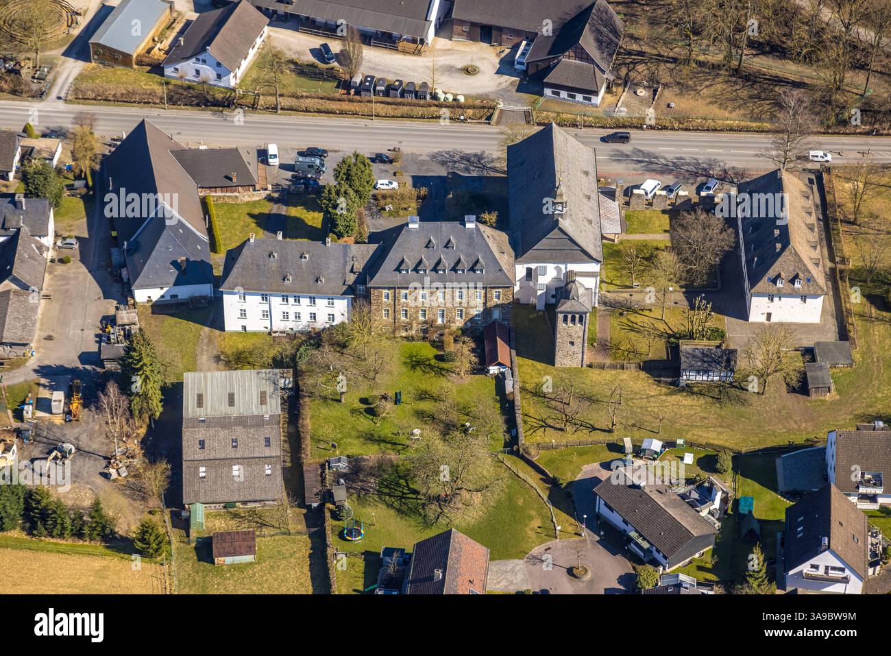 Luftbild, Kloster Rumbeck, auch Stift Rumbeck, und Kirche St Nikolaus, Rumbeck, Arnsberg, Sauerland, Nordrhein-Westfalen, Deutschland ACHTUNGxMINDESTHONORARx60xEURO *** Vista aerea, Monastero di Rumbeck, anche Abbazia di Rumbeck e Chiesa di San Nicola, Rumbeck, Arnsberg, Sauerland, Renania settentrionale-Vestfalia, Germania ATTENTIONxMINDESTHONORARx60xEURO Foto Stock